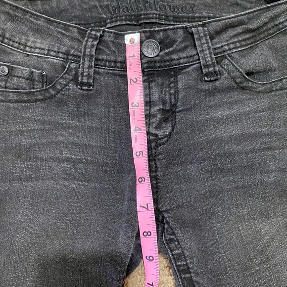 ☀️Wallflower distressed black cuffed jean shorts size 3 - Picture 8 of 9